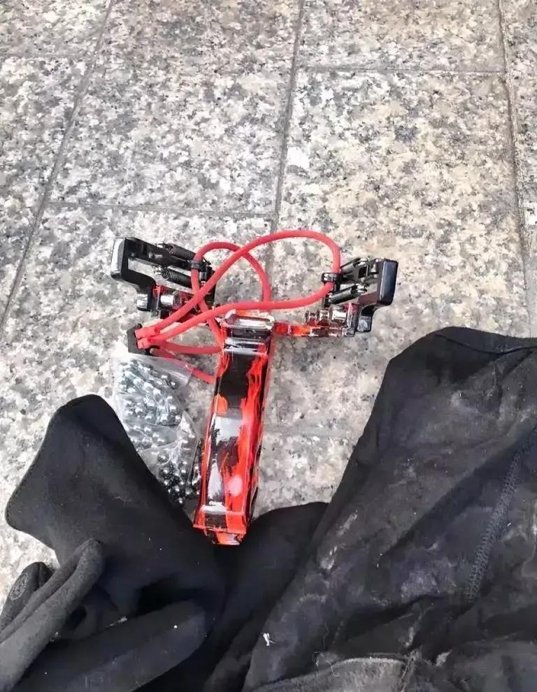 法国骚乱份子的“装备”[熊吉]可以看到和当年香港港䓯黑暴骚乱一样的模式！这种明显