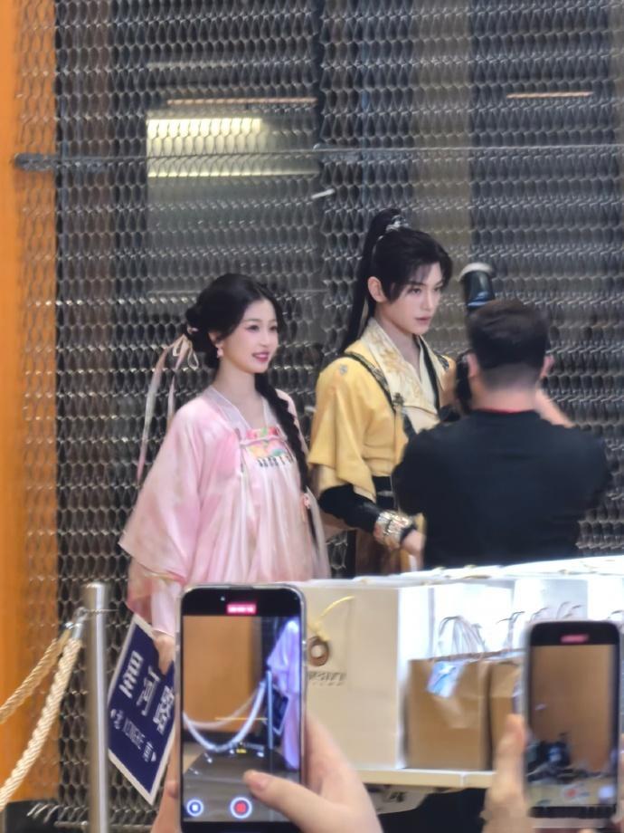 #永夜星河扫楼神图##虞书欣丁禹兮扫楼神图#第一个神图诞生了！妙妙好可爱！欣欣好