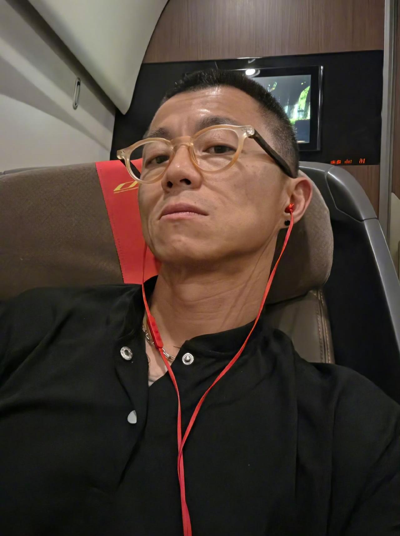 陈震高铁商务舱偶遇熊孩子这你受得了吗？按说能花起这个价钱的人都是身份尊贵的有钱人