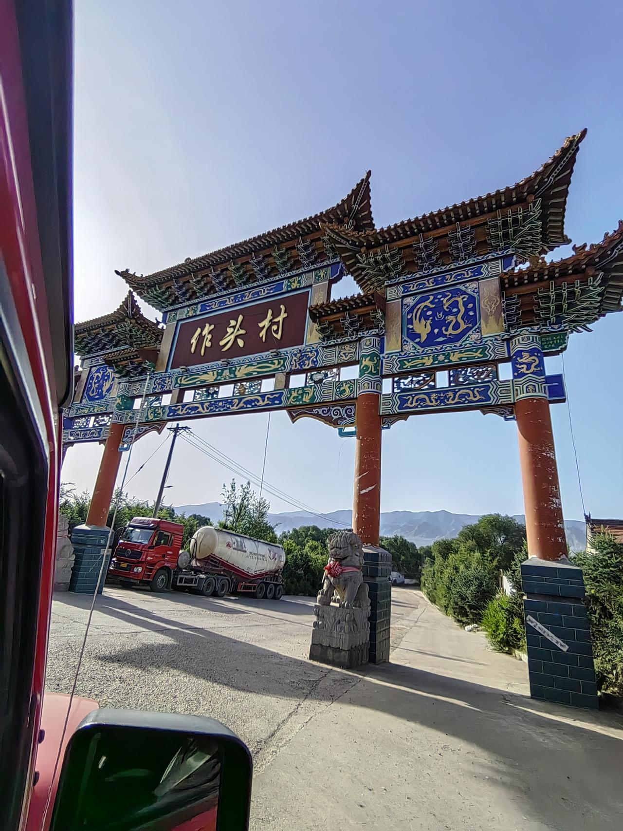 山西繁峙县作头天齐庙
是一座供奉东岳大帝的道教庙宇
早晨很早就到了。事实上再晚到
