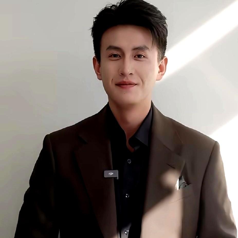 眼尖的粉丝都发现了刘萧旭最近有异常。

10、11月他简直是连轴转的陀螺，一口气