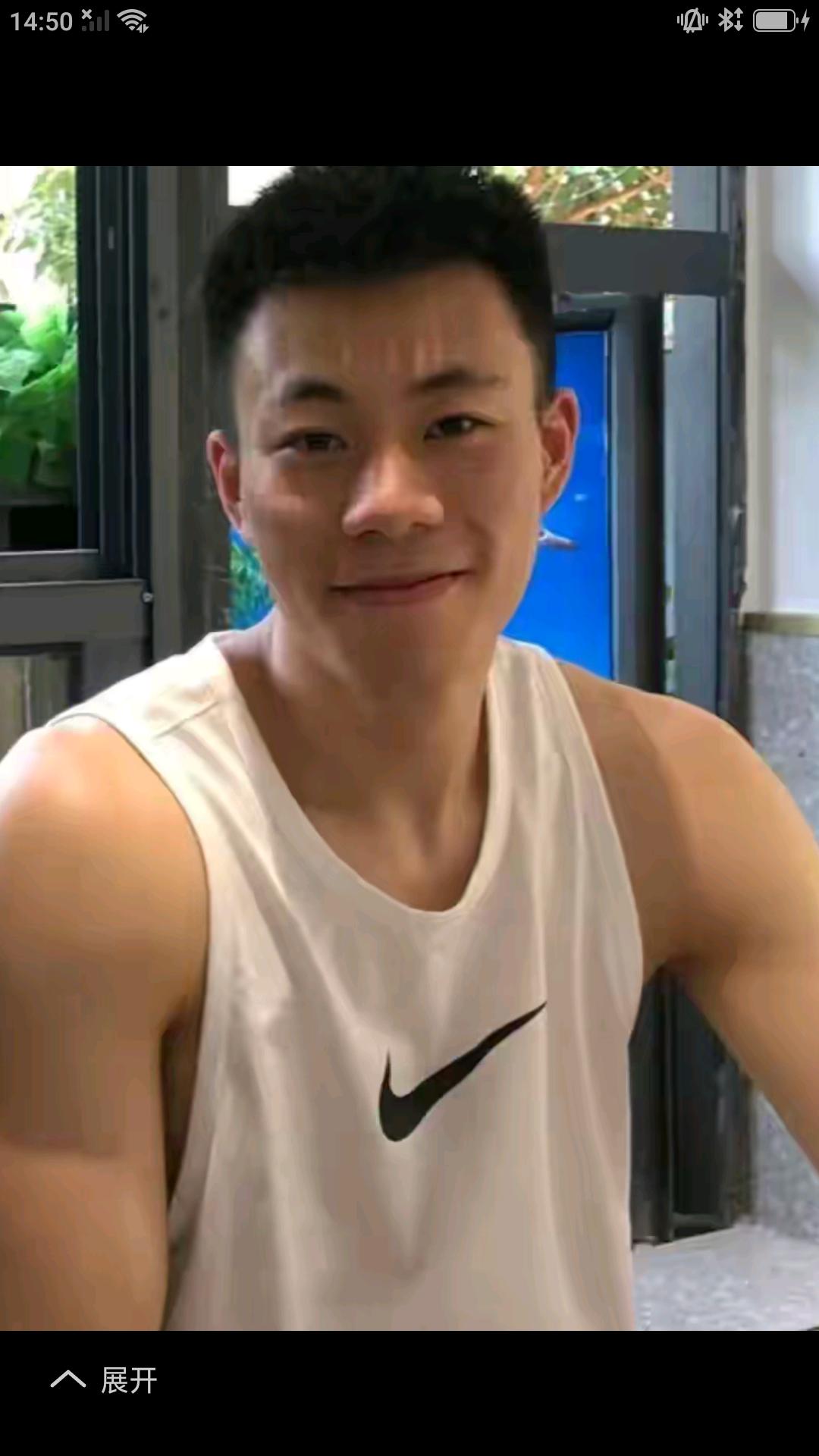 张震麟本赛季加盟上海久事男篮，出战32场比赛〔29场首发3场替补〕，场均出场26