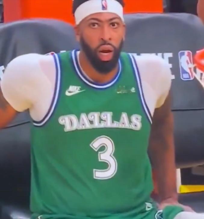 咋又是你啊！浓眉无对抗腿部受伤，返回更衣室了....

浓眉此前复出之后，状态非