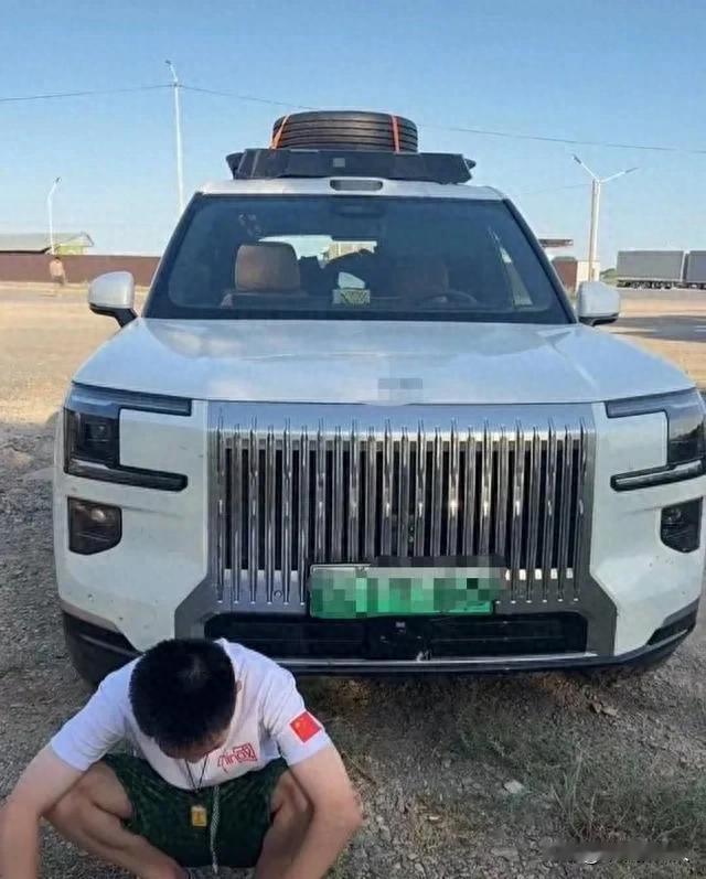 这年头最离谱的尴尬闹剧来了！花50万全款入手的新能源SUV，行驶证写着自己名字，