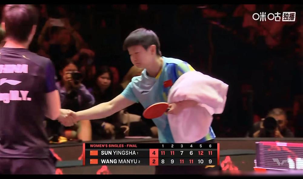 王楚钦当场叫停赛点给对手“送分”，转头却被裁判连判三次发球违规，这球还能打吗？！