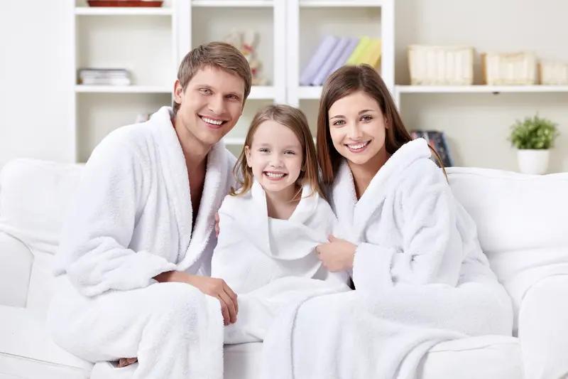 幸福是疲惫一天后，能在温暖的家中与家人围坐，吃着热气腾腾的饭菜，听着彼此分享日常