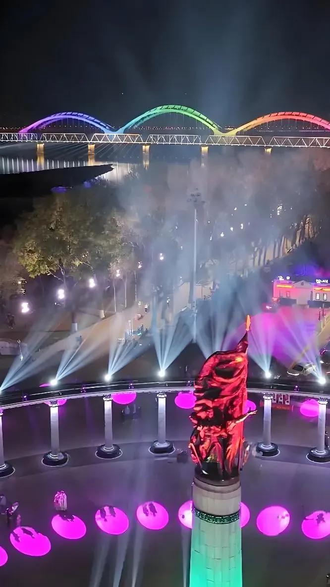 今天的炮声此起彼伏噼里啪啦的，一天没消停，原来今天是财神爷的生日！

做生意的商