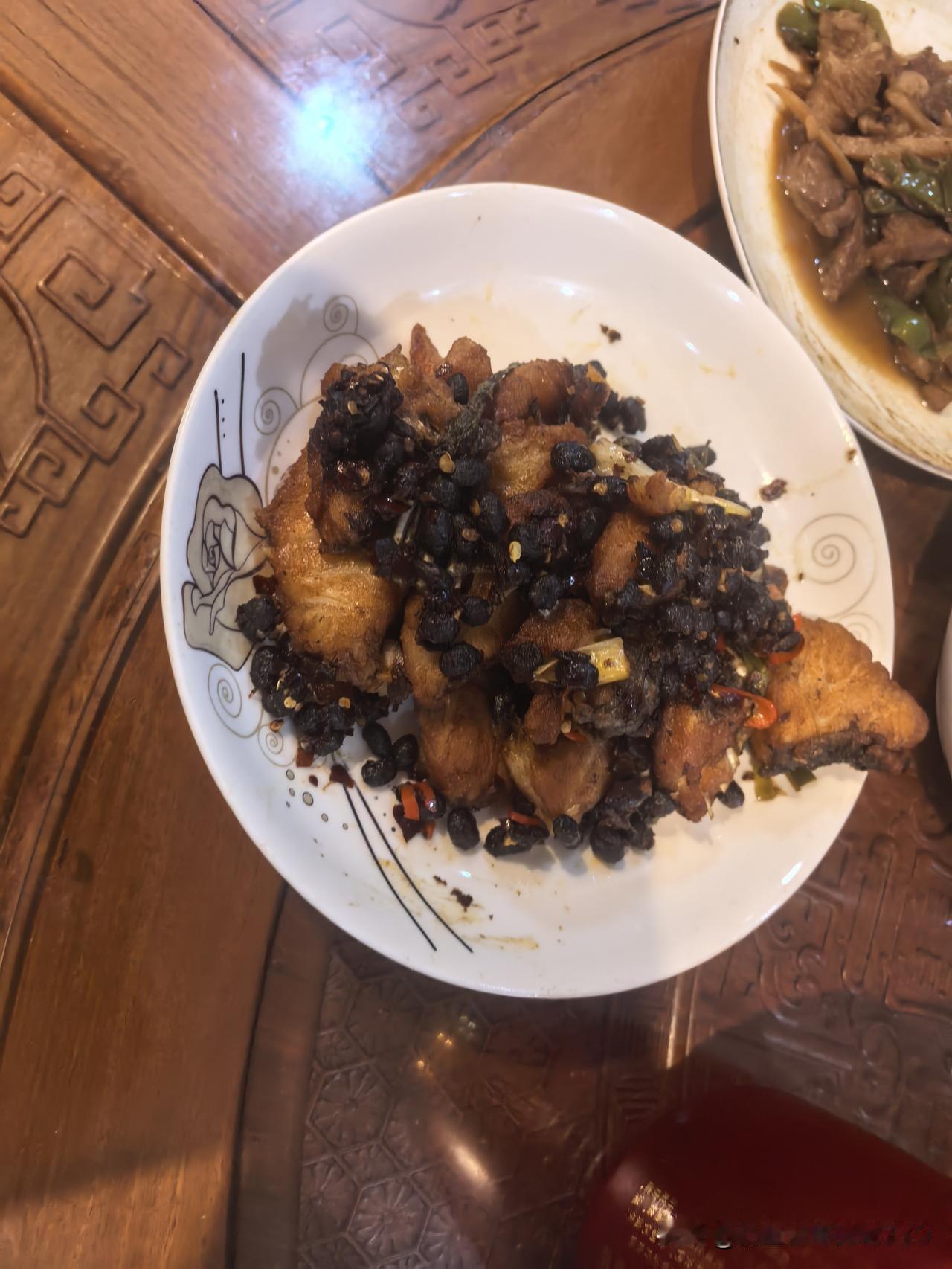 分享一道淡水大鱼的做法。

今早，在菜市场看到水库养殖的青鱼，色泽清亮，并花 4