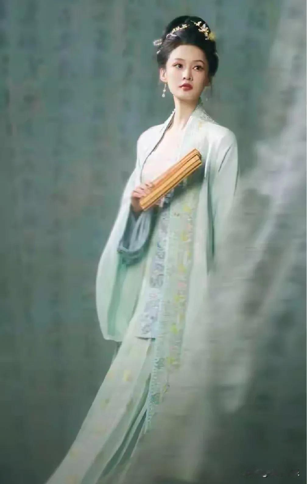 李沁春晚穿的是非遗花罗：那件衣服里，藏着一整个宋朝的浪漫

昨晚看春晚，家人突然