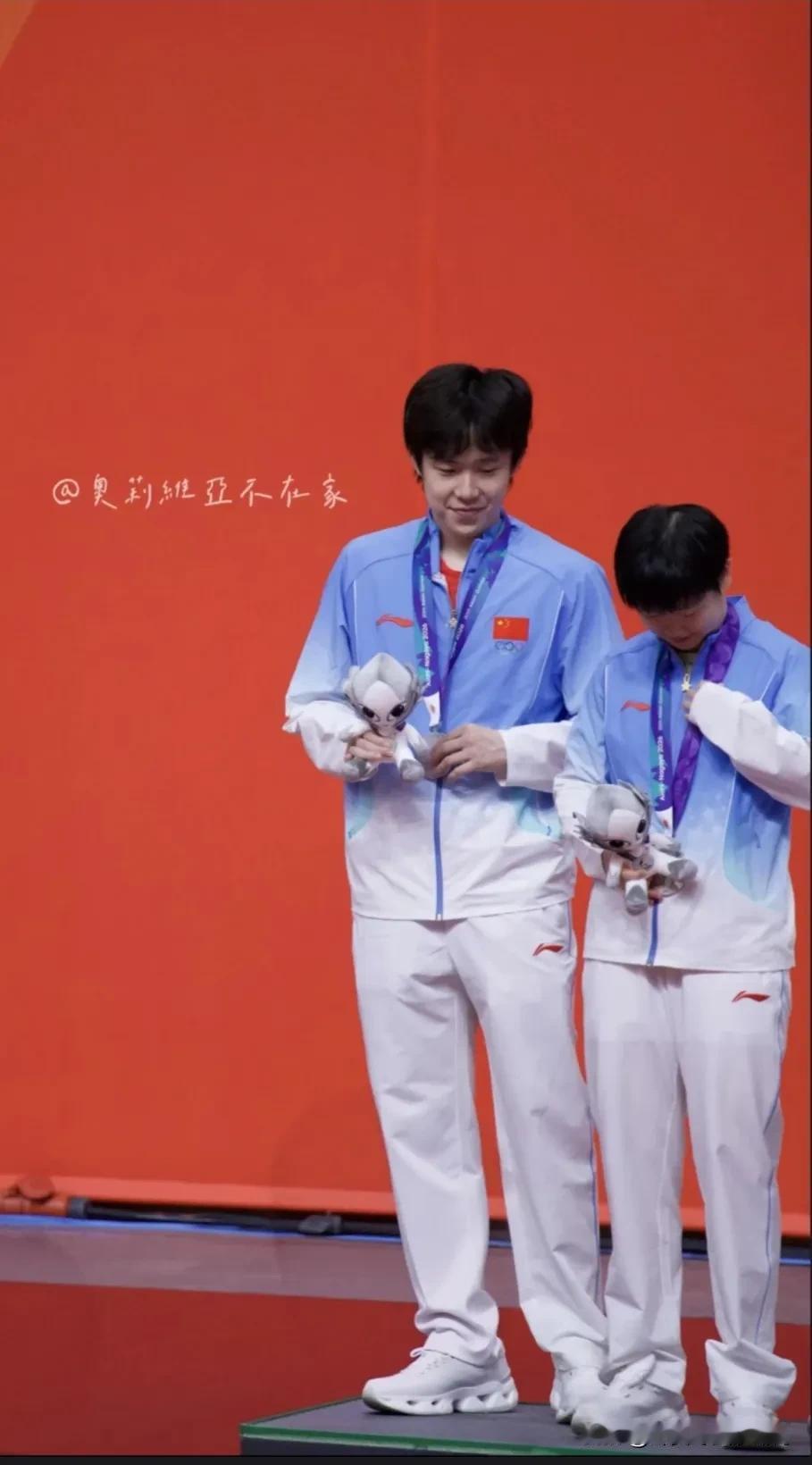 看着他俩笑了，你还遗憾么？
我们应该为他们高兴，这是值得高兴的事情，国乒后继有人