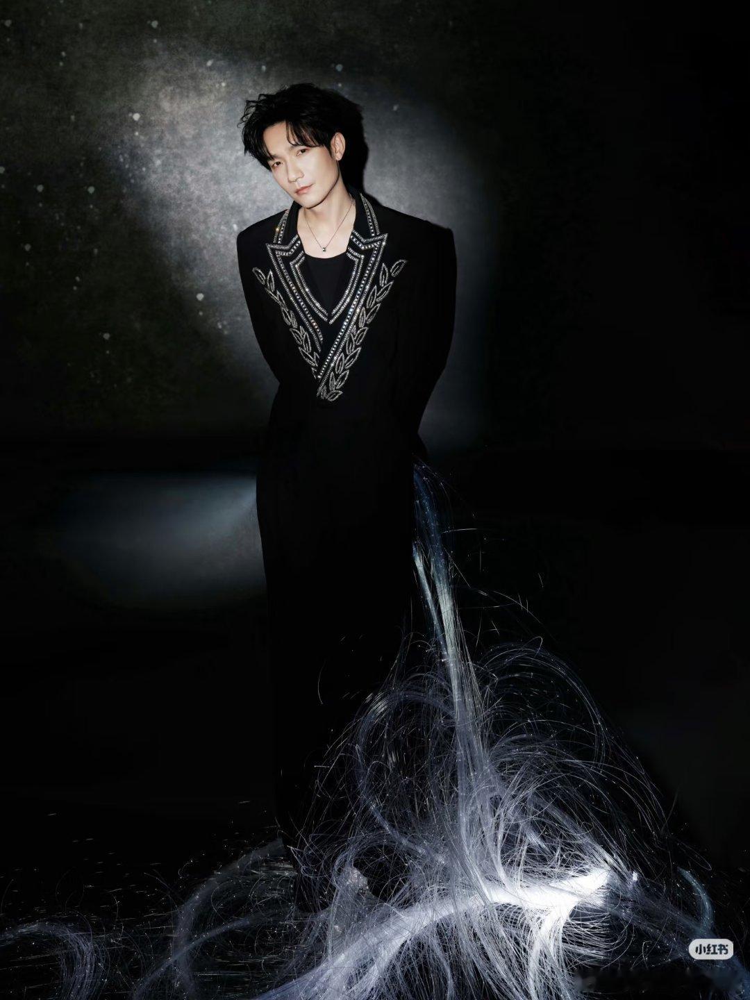 Balmain认领了。陈楚生身着 BALMAIN 2025秋冬系列一粒扣学院风水