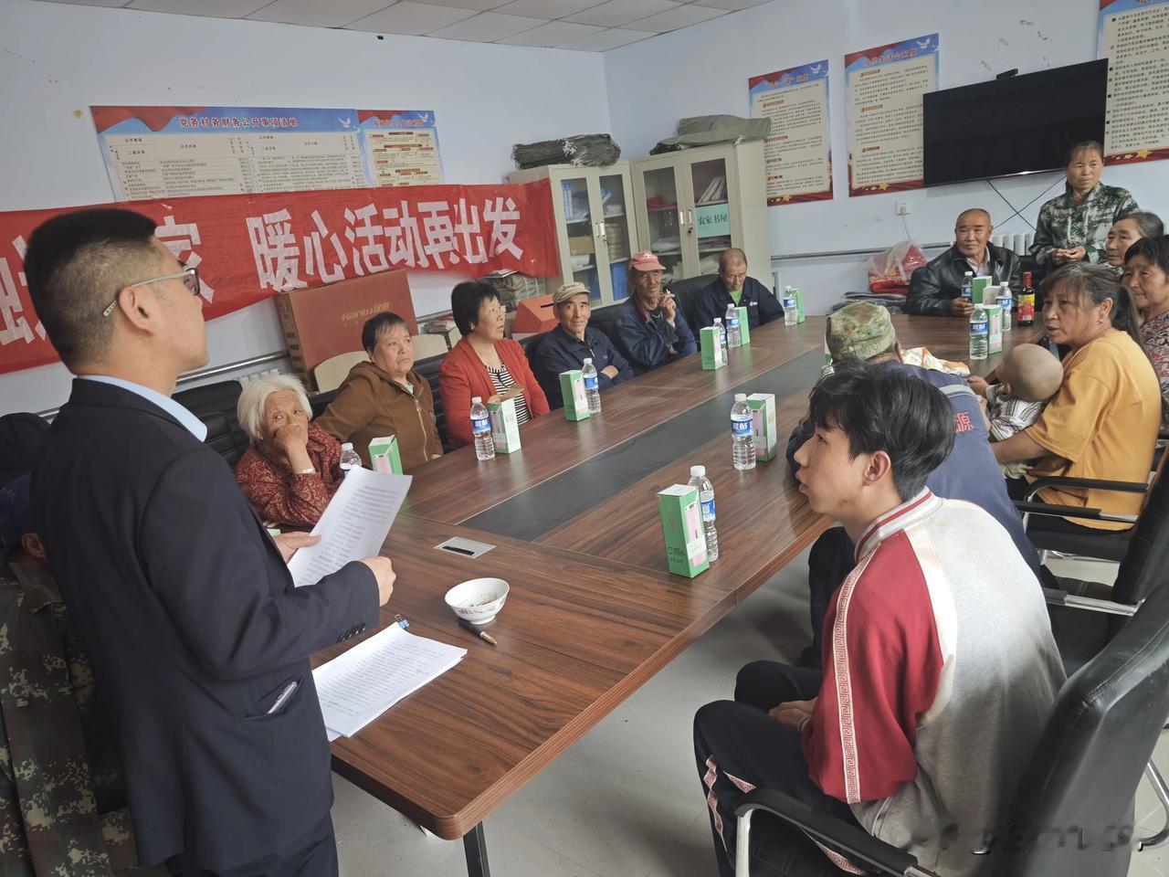 今天农村信用社工作人员来村办公，我看到了以前刷段子剧情。

开始村民来的没几个，