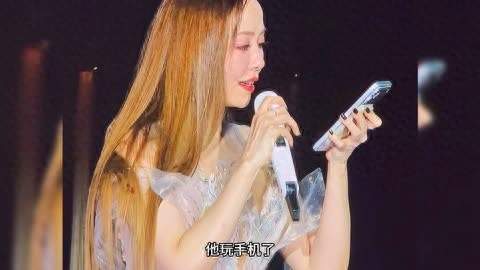 张靓颖演唱会掏出手机照词唱！低头看屏幕照样稳飙高音