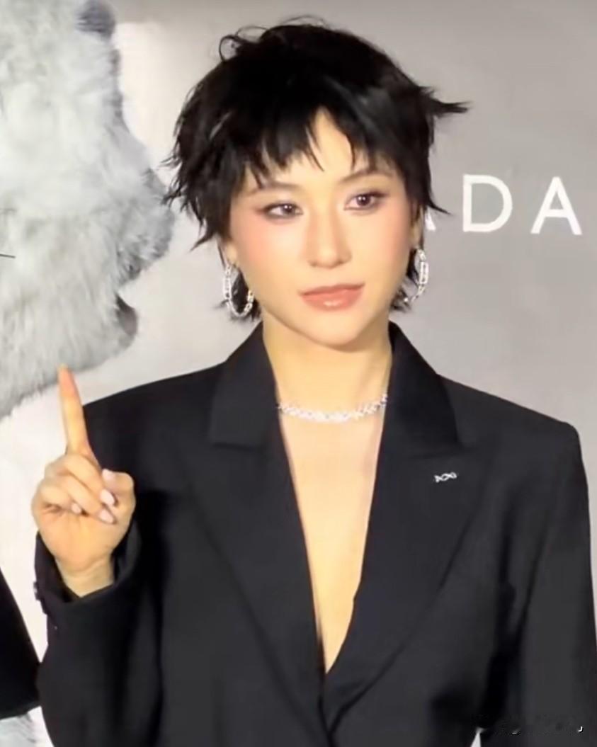 何超莲短发撞脸姚安娜


何超莲以全新短发西装造型亮相，利落飒爽的气质瞬间引发全