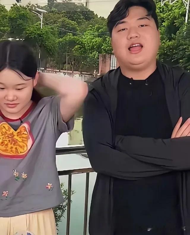 男的全进华，出生于2002年，今年24岁。女的是张家齐，出生于2004年，今年2