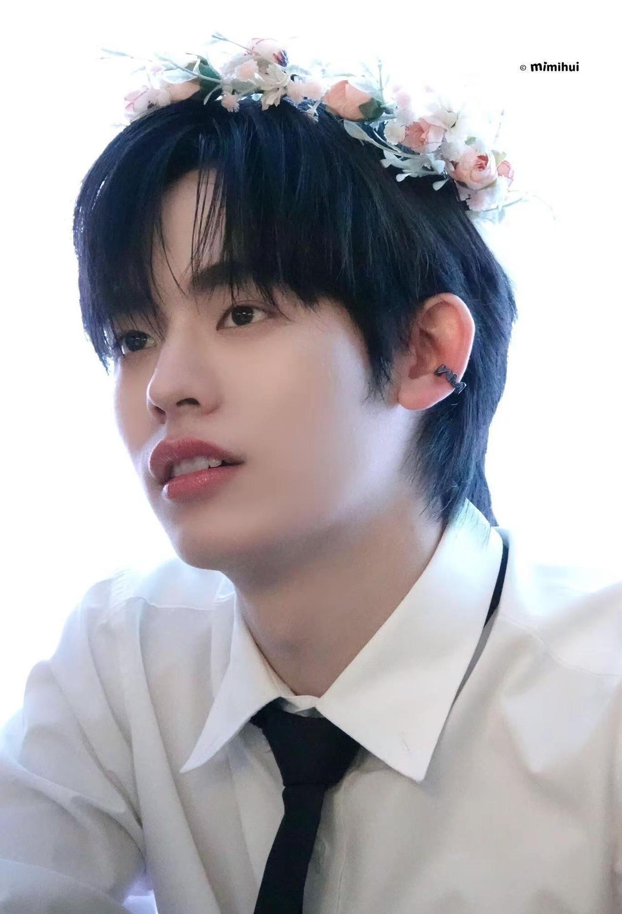 天呐这个泡泡女神怎么会这么美。女神就应该戴花啊啊啊啊啊！！！cr.米米慧美贵 2
