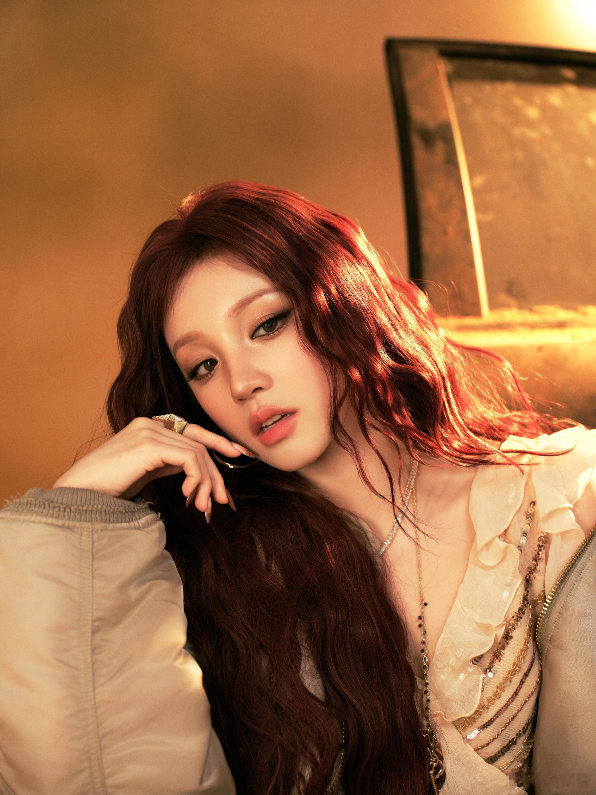 宋雨琦 红发美杜莎红发张扬似焰，表情慵懒又妩媚，美杜莎既视感拉满！一首《还痛吗》