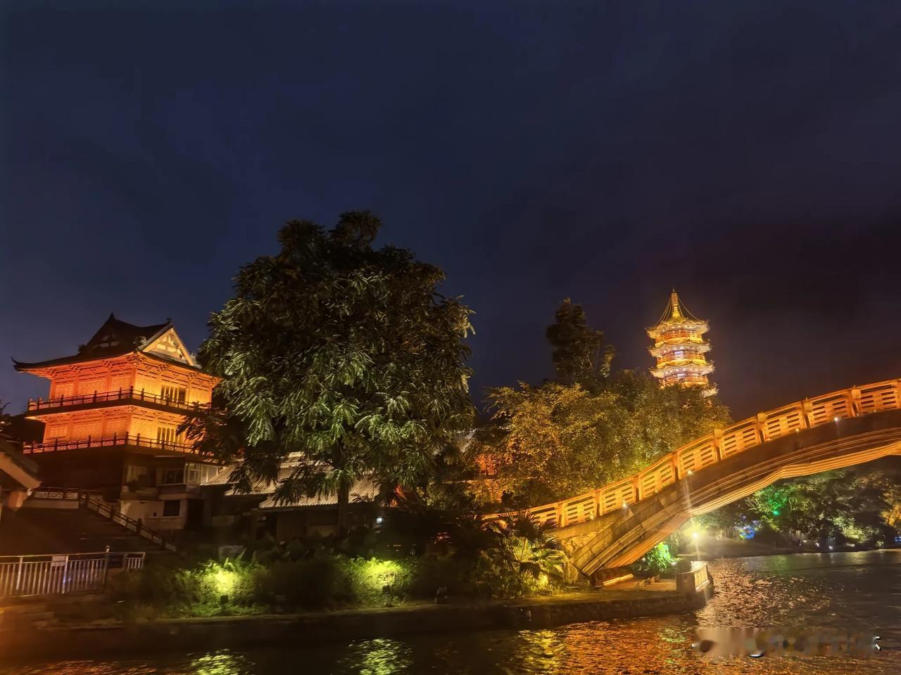 桂林江峰
漓桃二水绕城陴，
半是沧波半是崖。
万叠奇峰浮碧浪，
一城秀色入诗怀。
