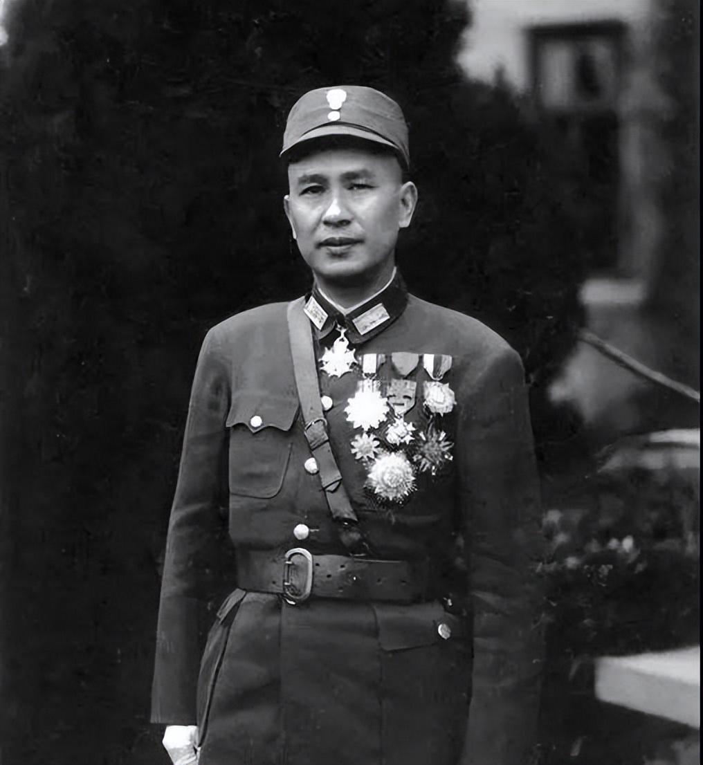 看完《论持久战》，白崇禧总结一句话，毛主席：白崇禧起义，让他统率50万兵

据说