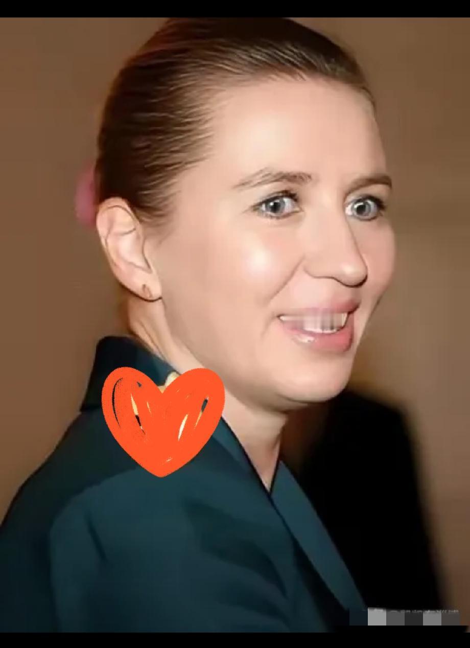 这一跪，跪非常彻底！丹麦首相弗雷泽里克森表示，这份协议承认丹麦王国的主权和领土完