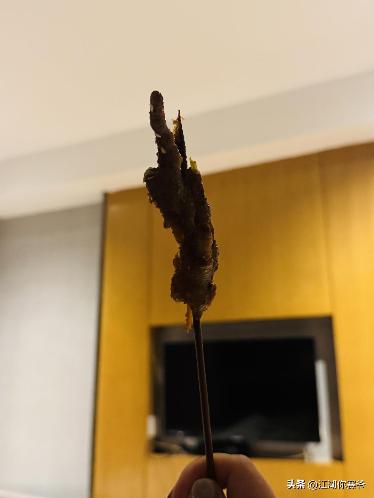 半夜十二点，室友神神秘秘地递过来一根签子，上面串着黑乎乎的东西。我眯着眼一看，这