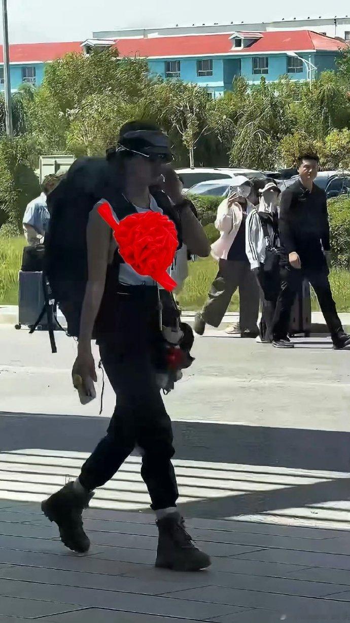 李宇春辛芷蕾高叶倪妮合照向野的我们1. 难得一见的同框合照，每位姐姐气质出众，镜