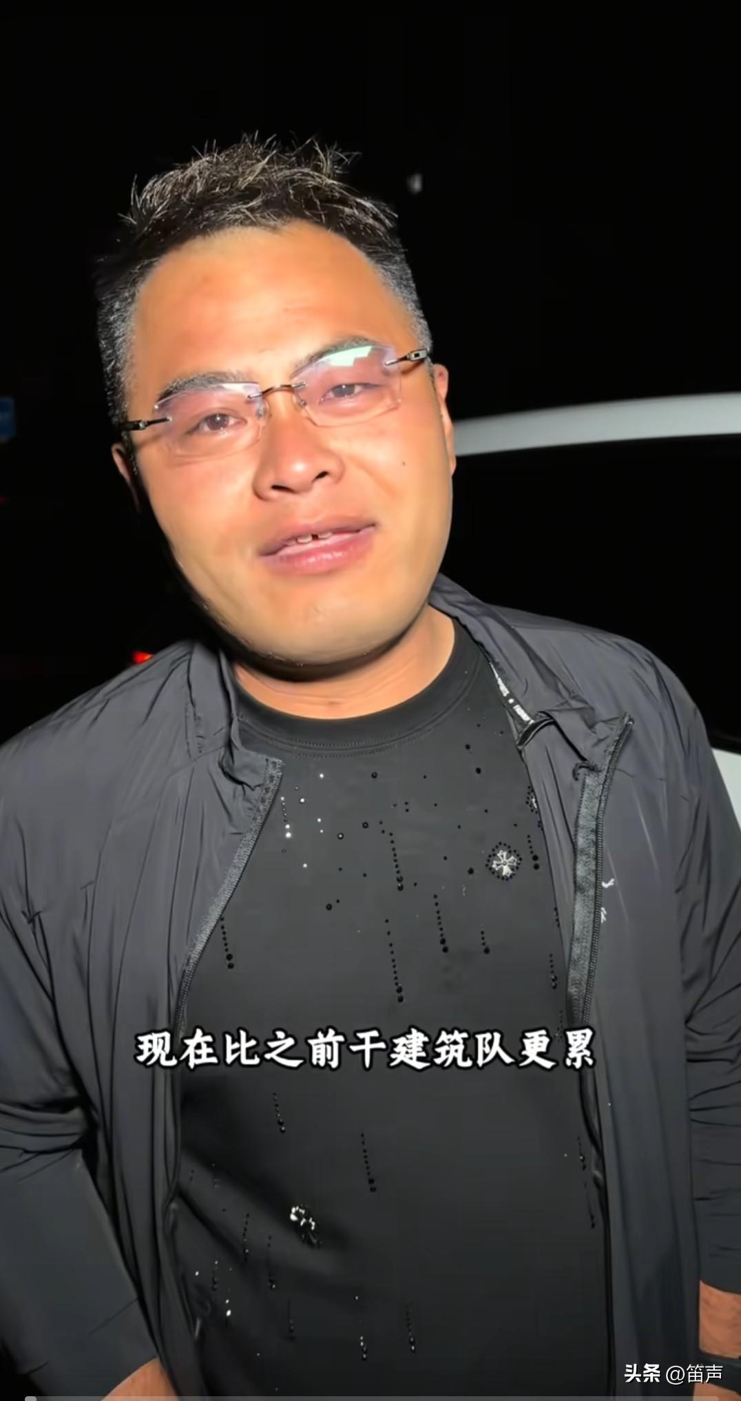 果然是人红是非多
豆二两开始搞摆摊卖榴莲，就有别的网红指责豆二两不讲究，连最起码