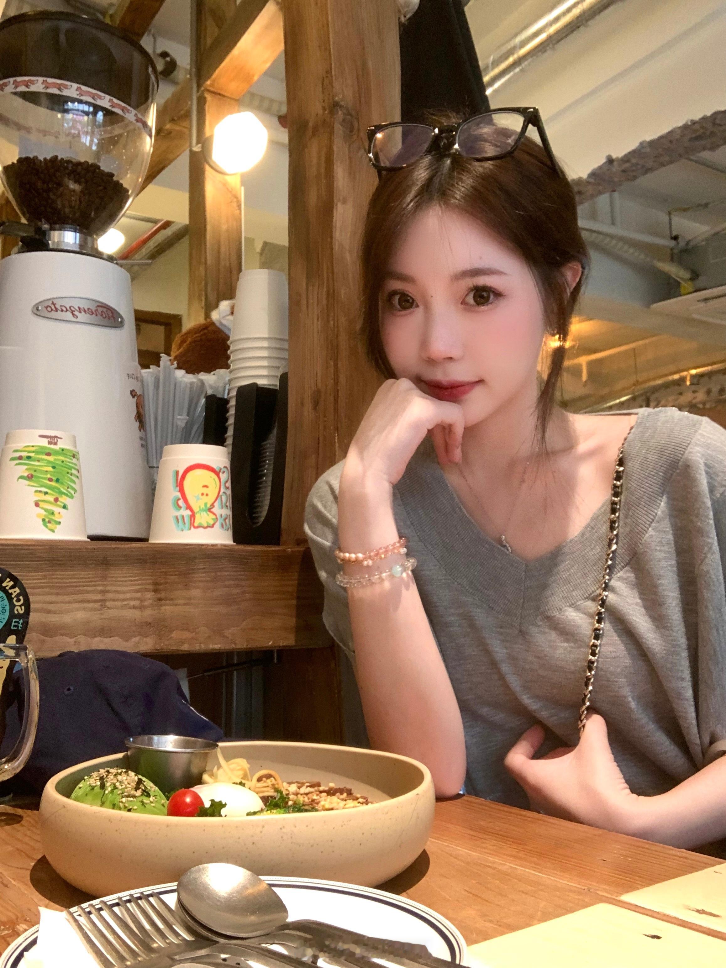 姐姐灰[馋嘴]…俺也自留是气质的颜色✌️✌️ ​​​