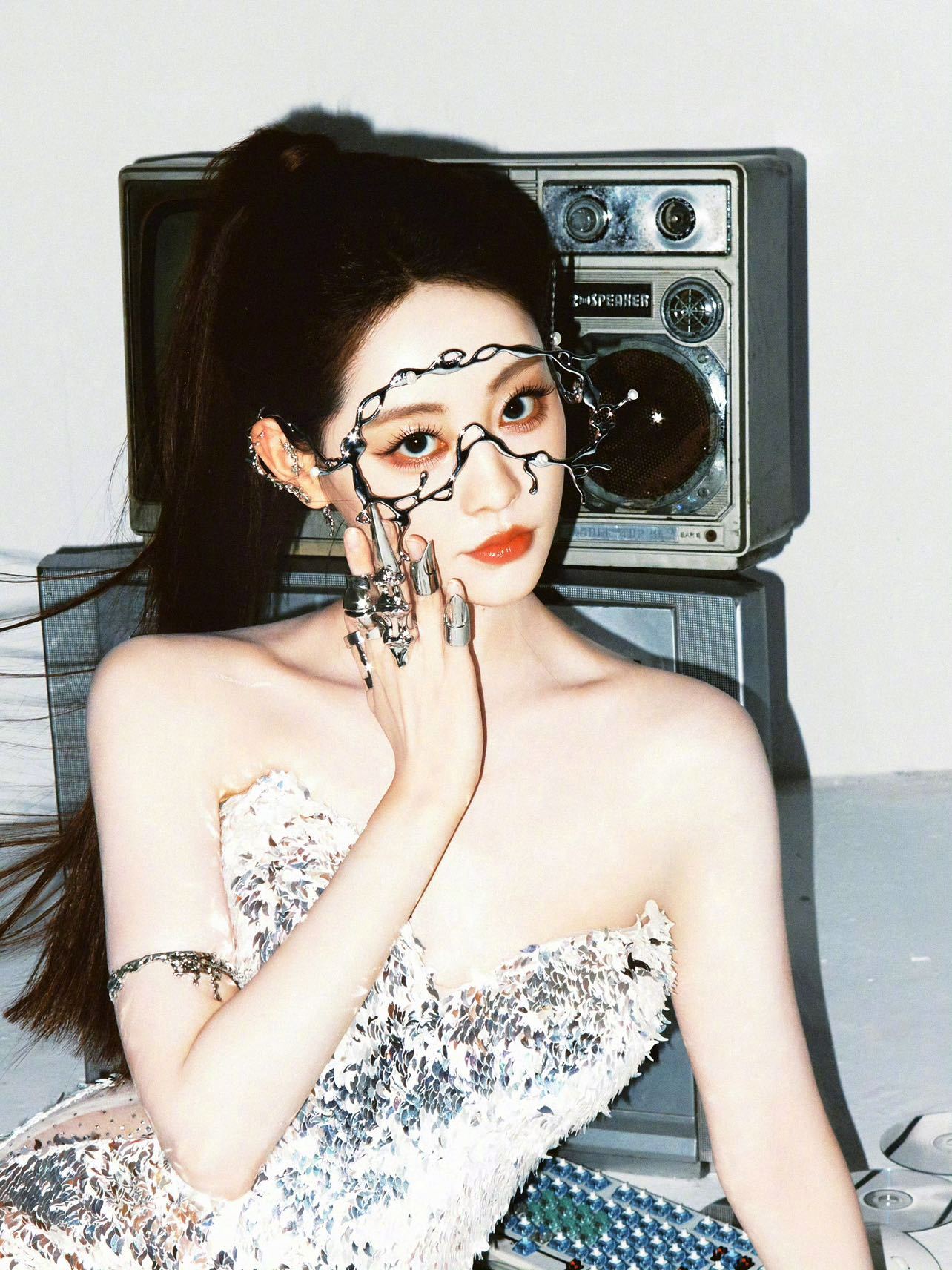 祝绪丹未来女战士   今晚红毯真的鲨疯了好吗！科技感拉满，亮晶晶的裙子搭配酷飒的