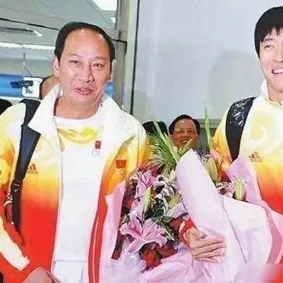 2004年刘翔跨栏夺冠后，开发商送他一套225万的房子，他豪气地送给教练，不料，