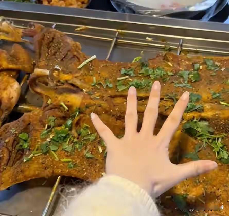 离了大谱！重庆某网友花费1188元买一只36斤活羊烧烤。谁知烤好的羊又小又瘦，怎