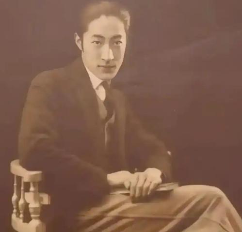 1962年，上海监狱一老人，嘴唇、面容乌紫发黑，满头白发、牙齿落尽，身形枯瘦脱相
