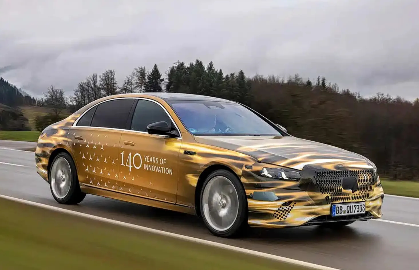 奔驰140岁了。1886 年1月29日，卡尔・本茨正式递交 “奔驰一号”专利，制