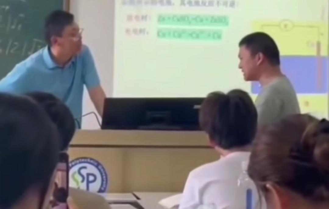 老师苦思冥想还是请他吃汉堡安全！
吃烧烤老师害怕有长签子[尬笑]
吃火锅老师害怕