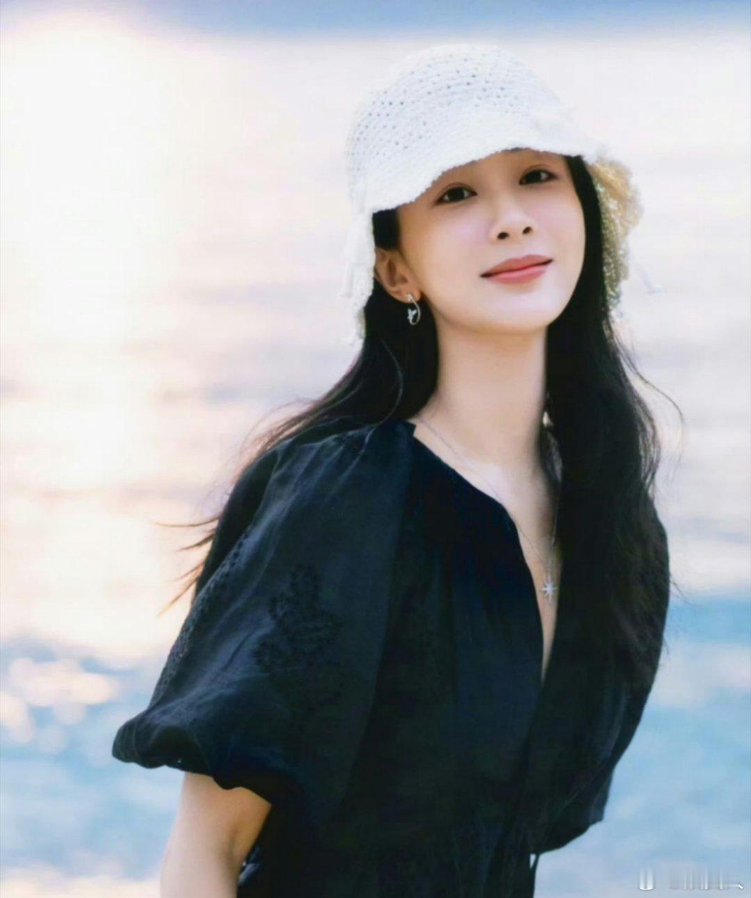 杨紫家业下个月就要进组了，一路走来，稳扎稳打，如今的好剧本都会先流向她那里，真爽