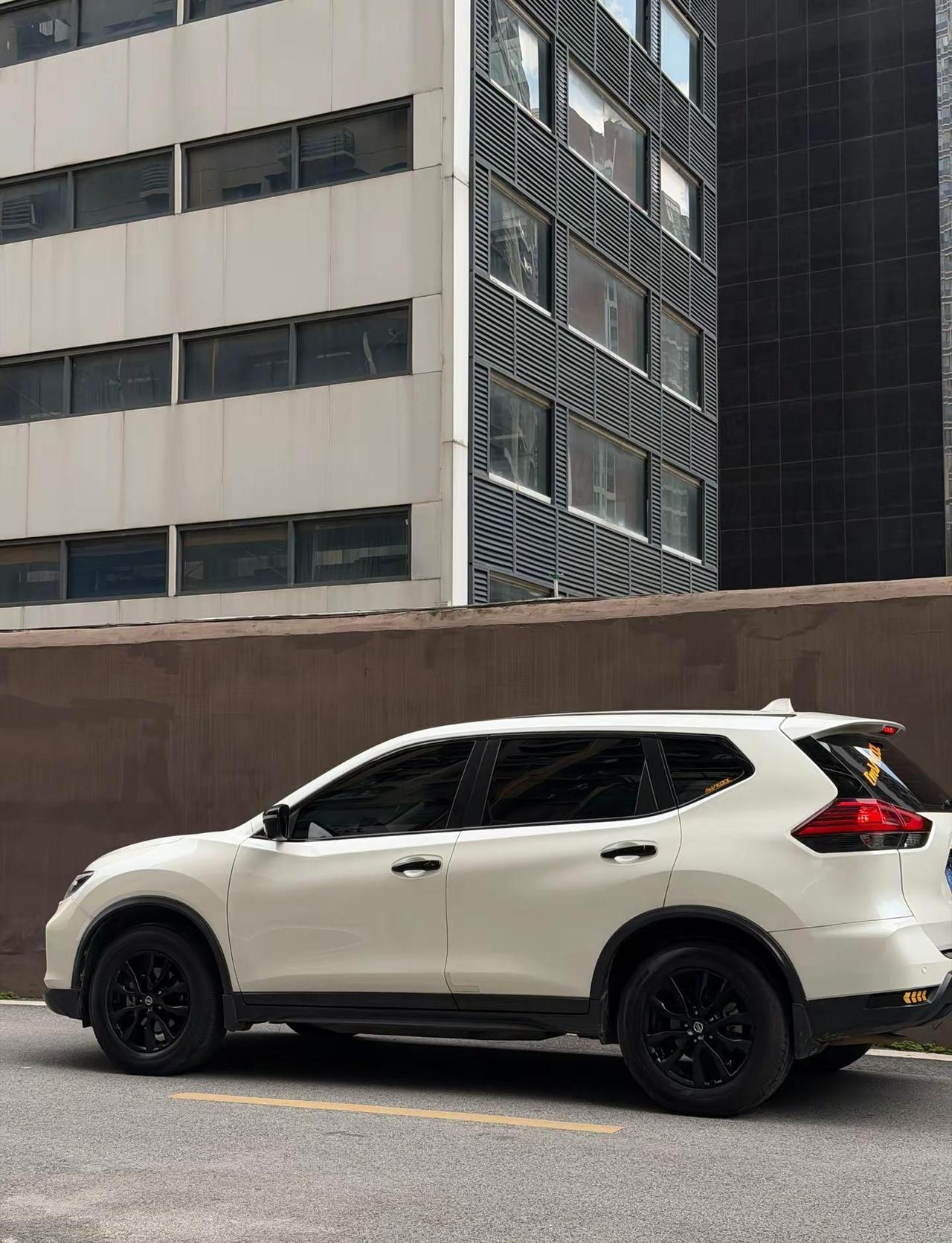 奇骏白色的外观 黑色的内饰 。粉色的carplay，还能开好多年？日产 奇骏 内