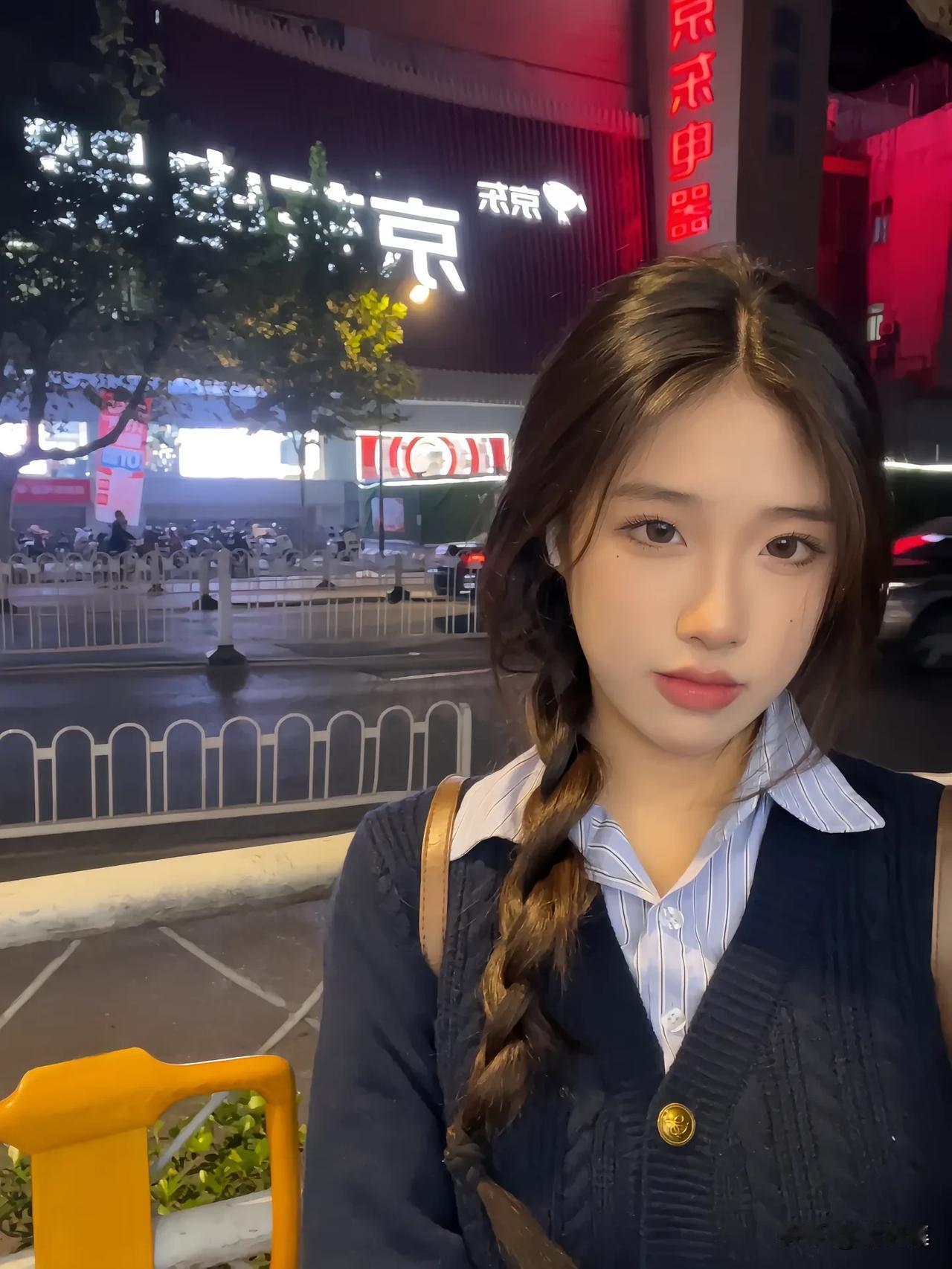 街头自拍，繁华夜景。