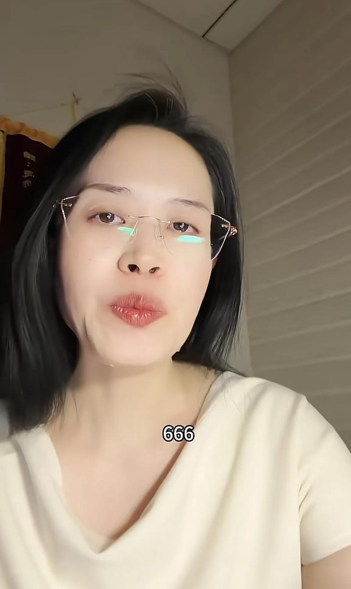 高考成绩出来，
这位班主任哭的泣不成声，心里五味杂陈，班上第一名考了687分，第
