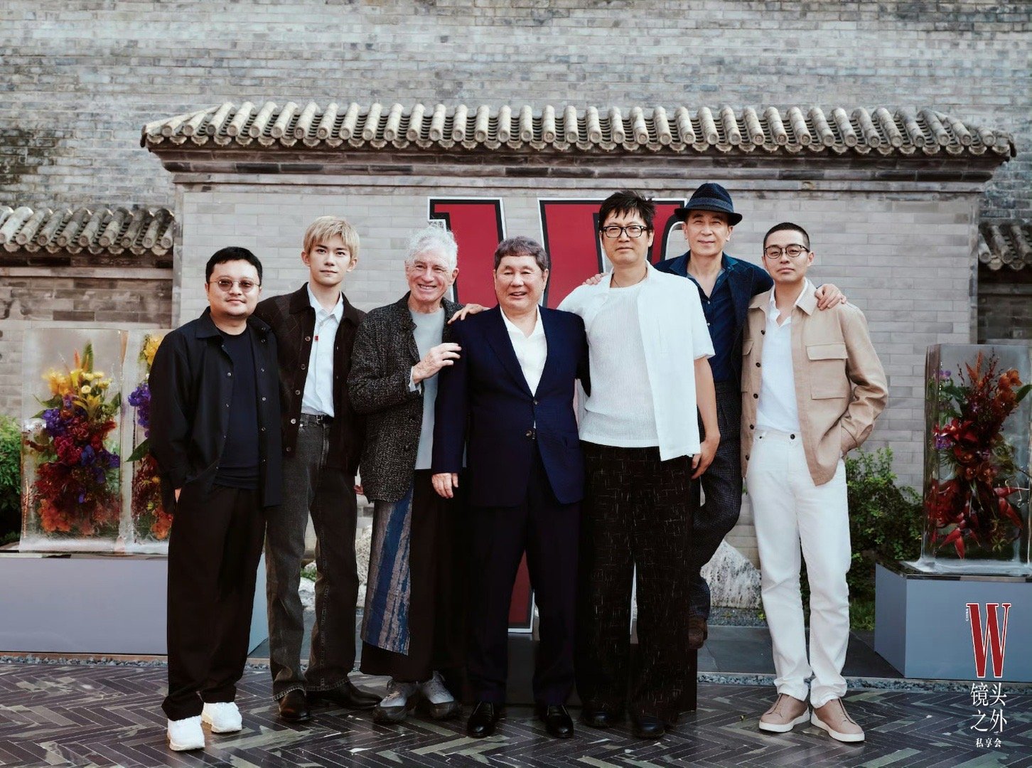 易烊千玺W镜头之外私享会易烊千玺金发短毛易烊千玺金发短毛，在场唯一一演员，[go