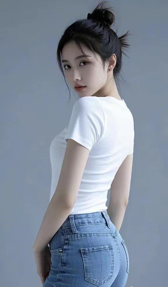 清新简约风，白色T恤搭配牛仔裤，轻松自然，元气满满！🌞👗👖