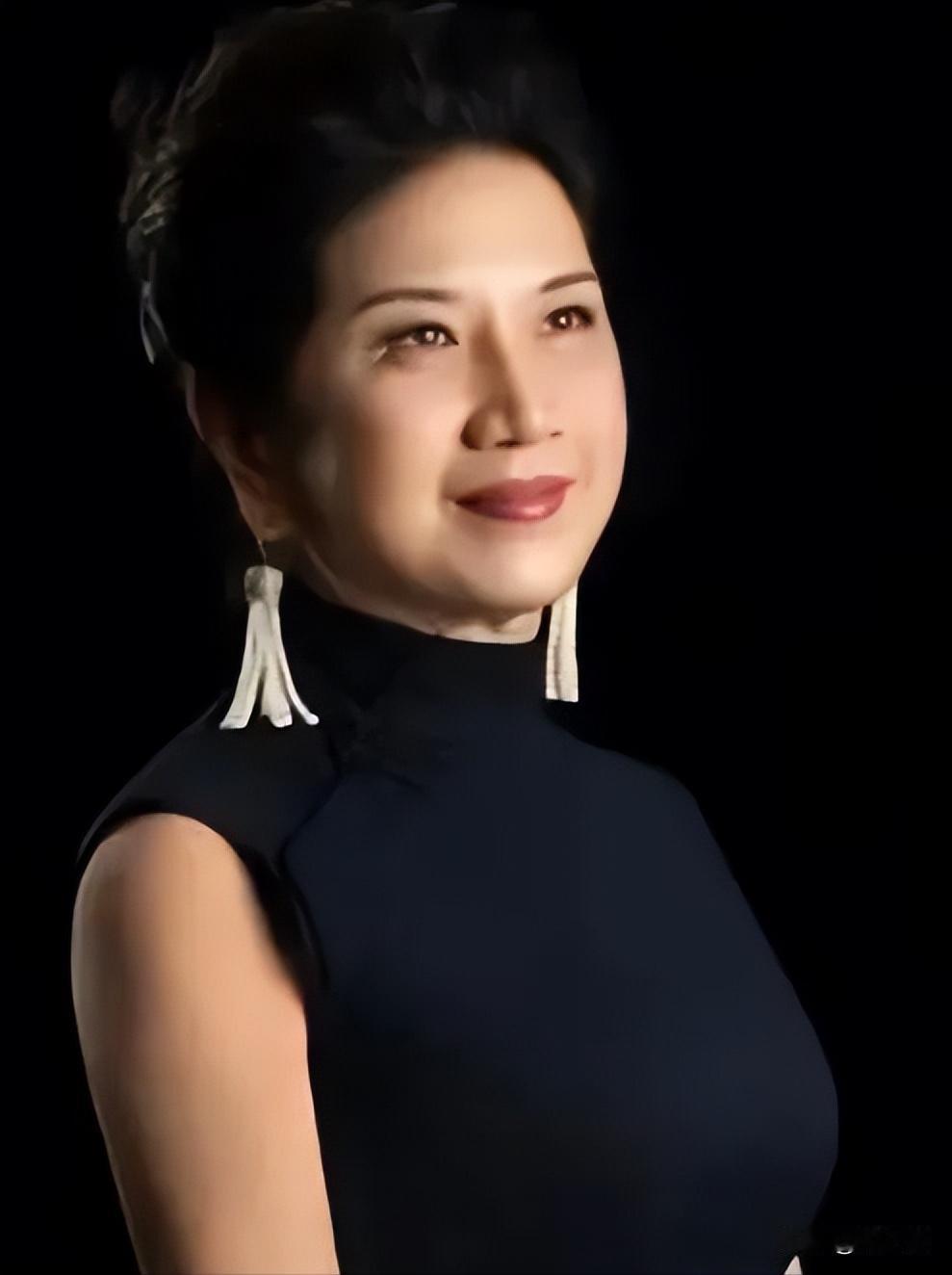 [微笑]她是李嘉诚最喜欢的儿媳妇，明明嫁入豪门，却不在乎荣华富贵，奔赴新疆研究棉