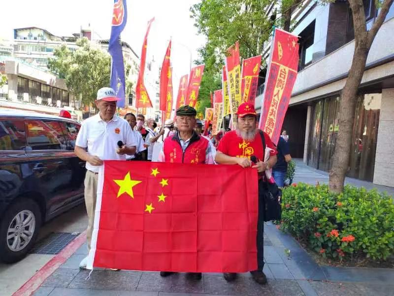 【 】今日 带着五星红旗，在日本的台北办公室前飘扬！ 群众积极的参与表达对日本的
