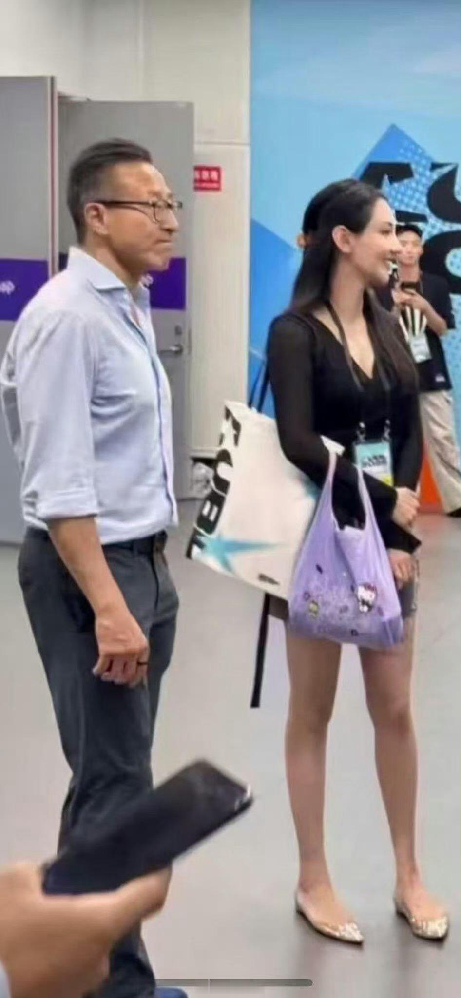 王秋怡｜恋综走到现实，真情侣太好嗑💞天津主持人王秋怡，今年三十岁依旧未婚。男友