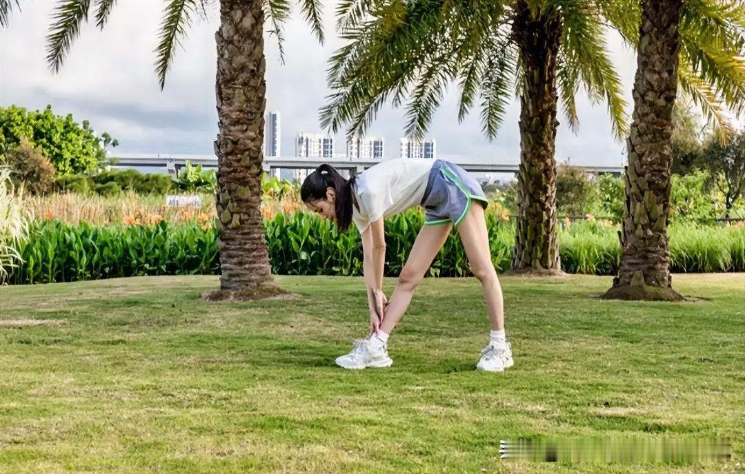 年龄大了应该多做做拉伸运动，保持身体的柔韧性，在日常生活中会方便许多。
我本来已