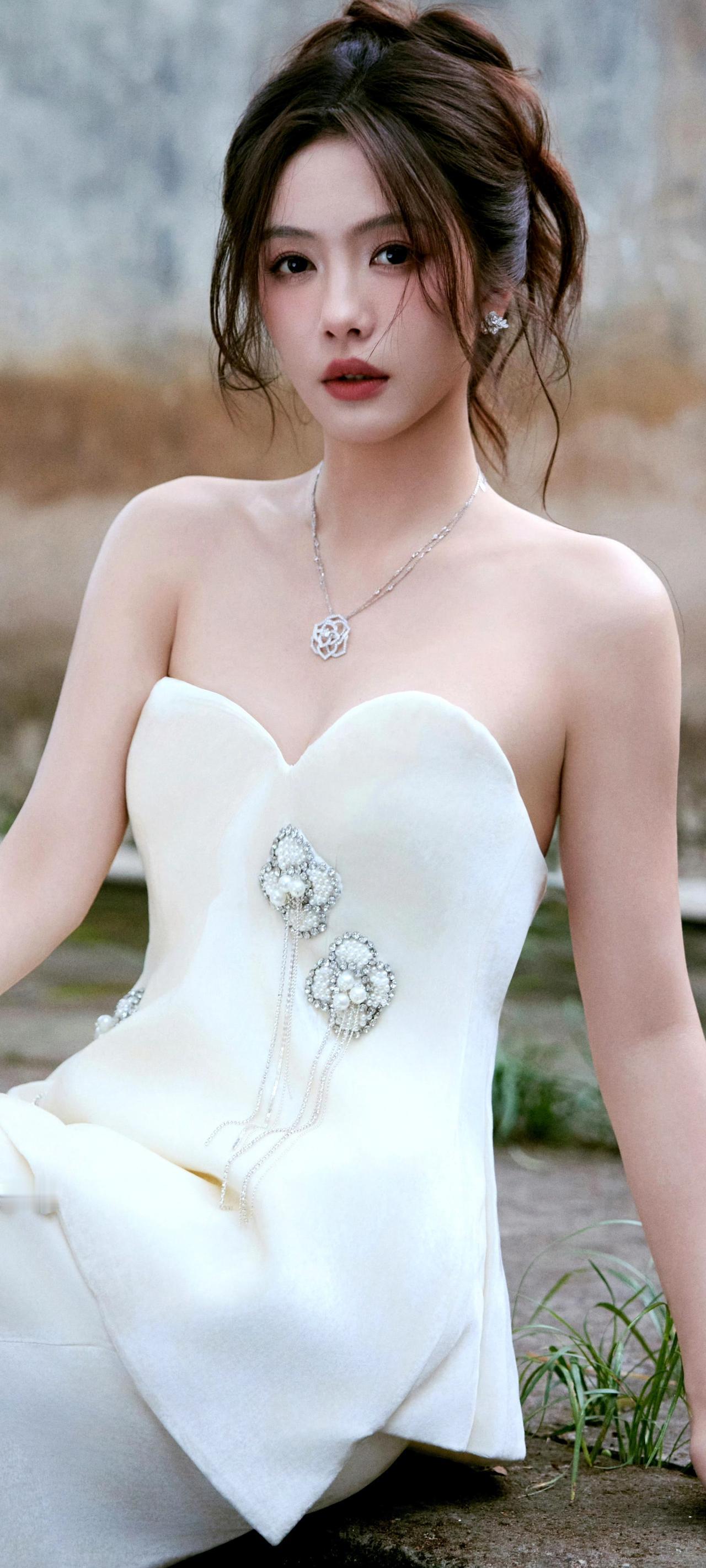 蔡文静那魅力，简直绝了！她长相甜美，一双大眼睛灵动有神，笑起来还有小酒窝，特别治