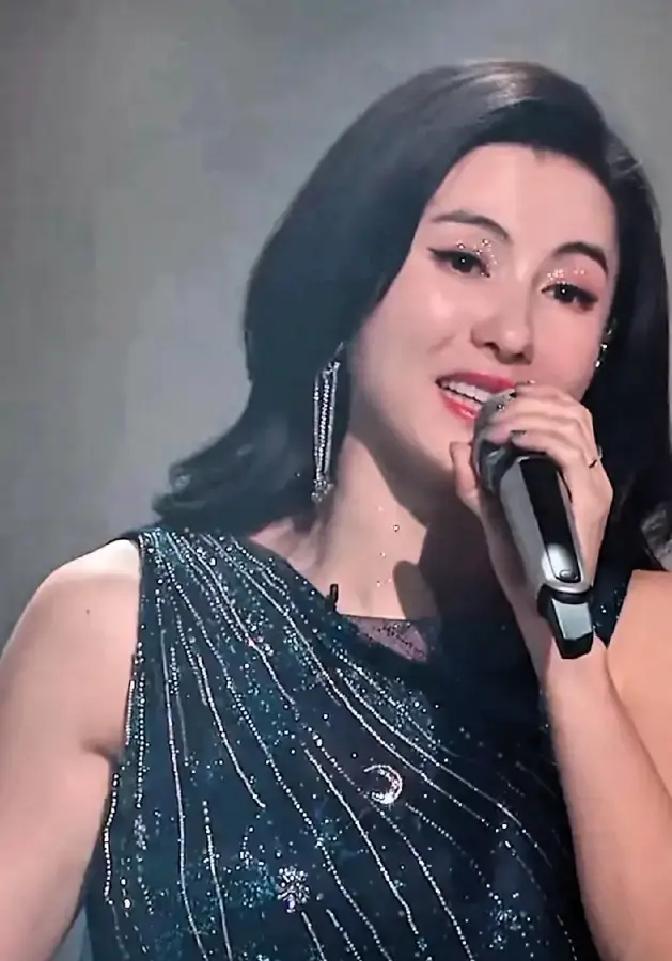 3岁娃一句话，戳穿张柏芝真面目
 
“妈妈为什么总帮别人盖被子？”
 
儿子在幼