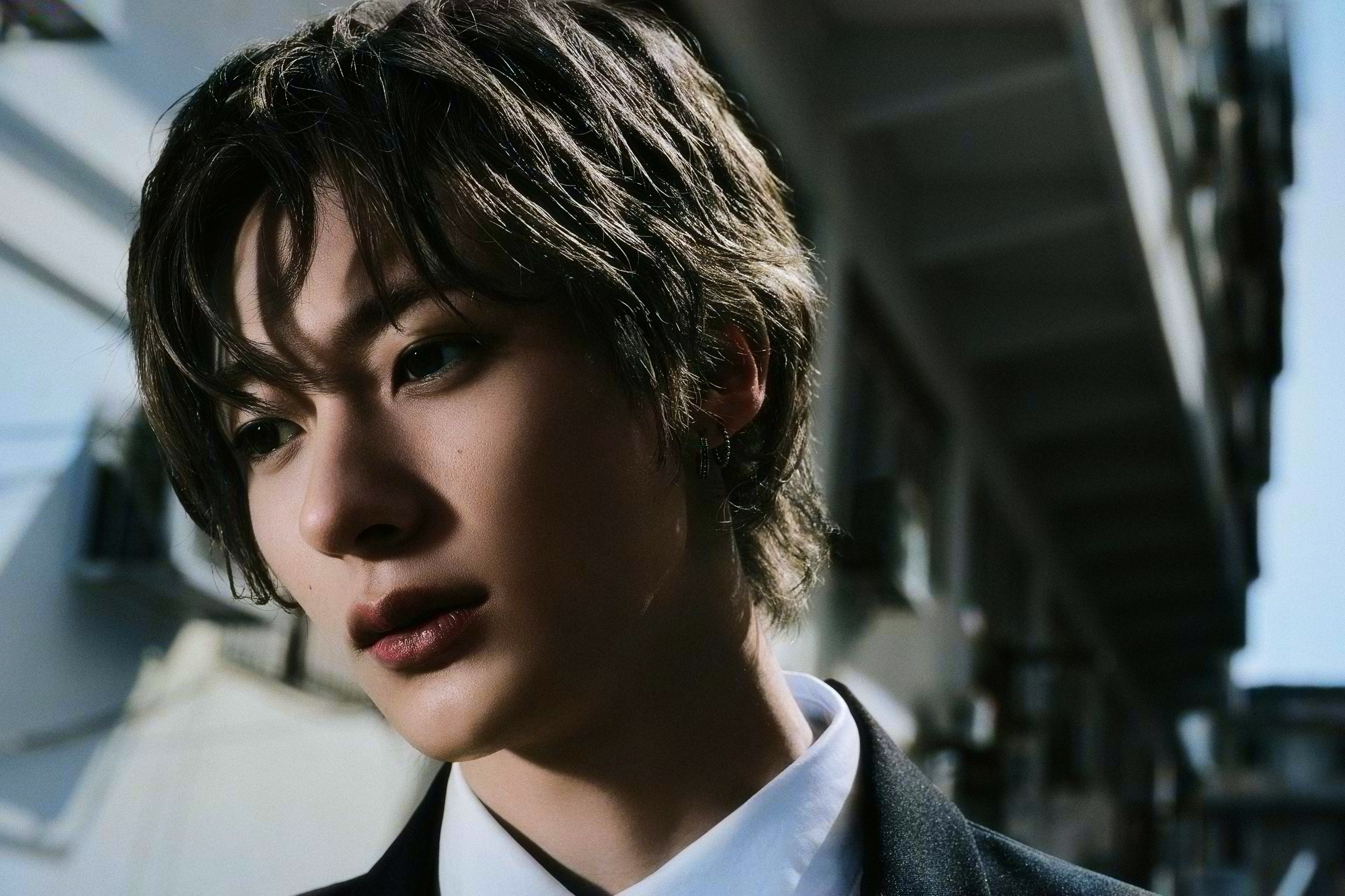 anton[超话] 偶像剧即视感🎬调色后，和黑白完全不同的氛围感…脸蛋、身材、