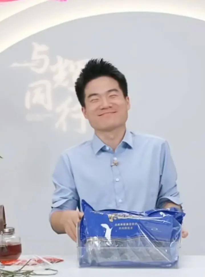 董宇辉自己笑眯了眼笑弯了腰[捂脸][捂脸][捂脸]