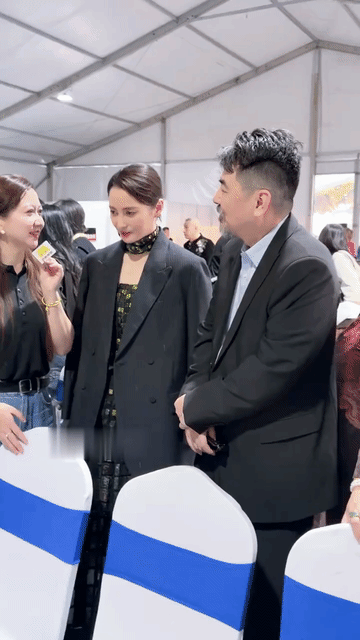 蒋勤勤真的回春了！脸越来越精致，50岁有了30岁的状态，陈老师怎么回事？越来越像