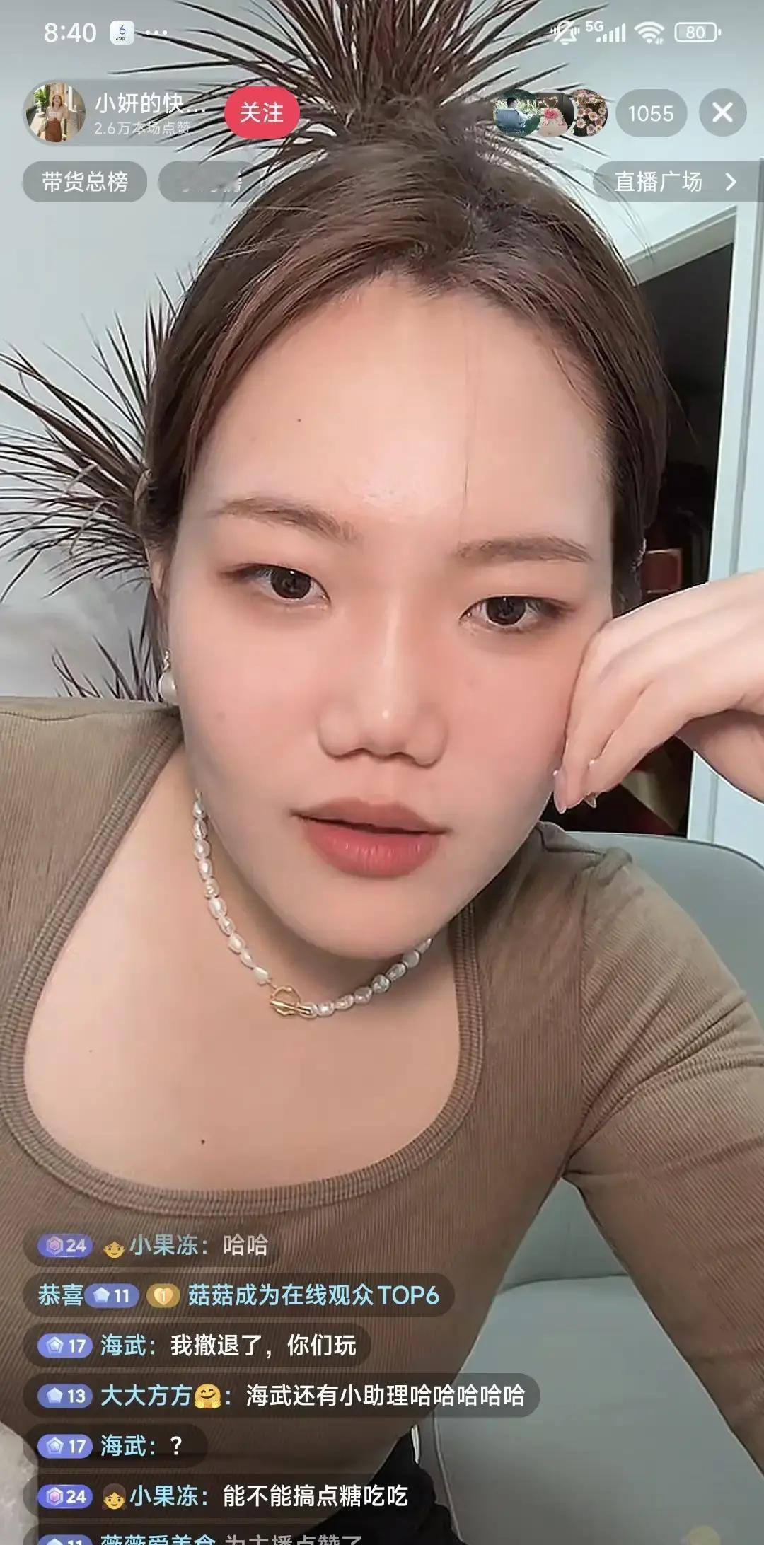 这大概就是现代版的顶级“社死现场”了，刚在直播间里跟粉丝打情骂俏，信誓旦旦说自己